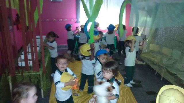 Los exploradores van por la selva Los exploradores van por la selva